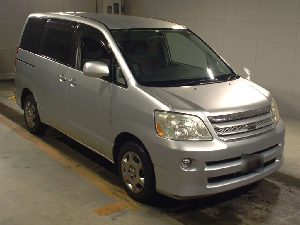 2006 Toyota Noah AZR60G[2]