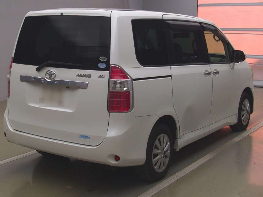 2010 Toyota Noah ZRR70G[1]