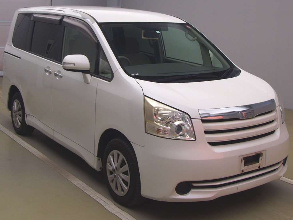 2010 Toyota Noah ZRR70G[2]