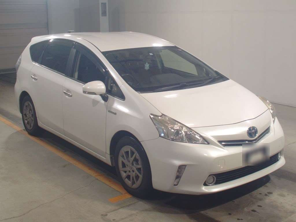 2014 Toyota Prius alpha ZVW41W[2]