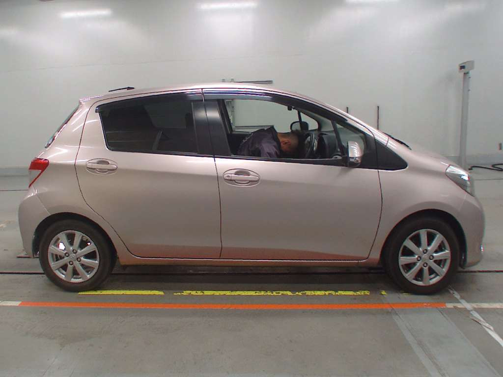 2011 Toyota Vitz NSP130[2]