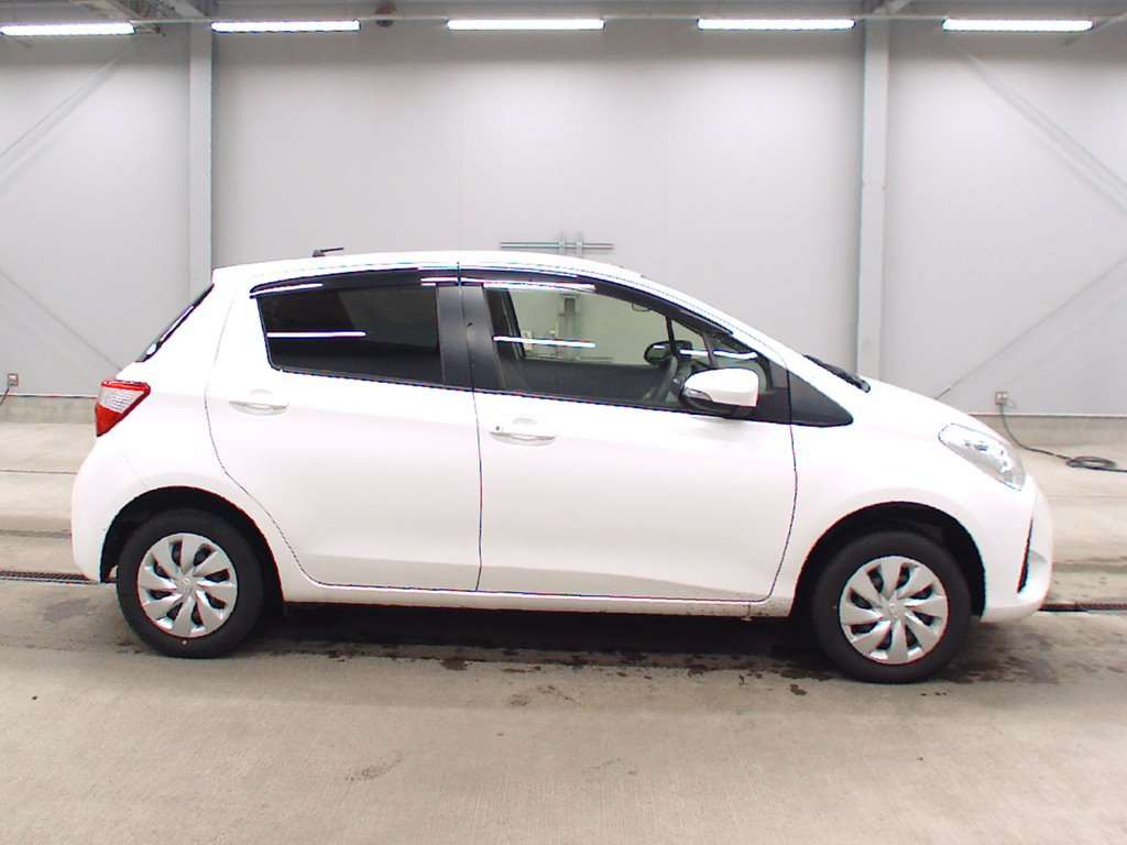 2017 Toyota Vitz NSP135[2]