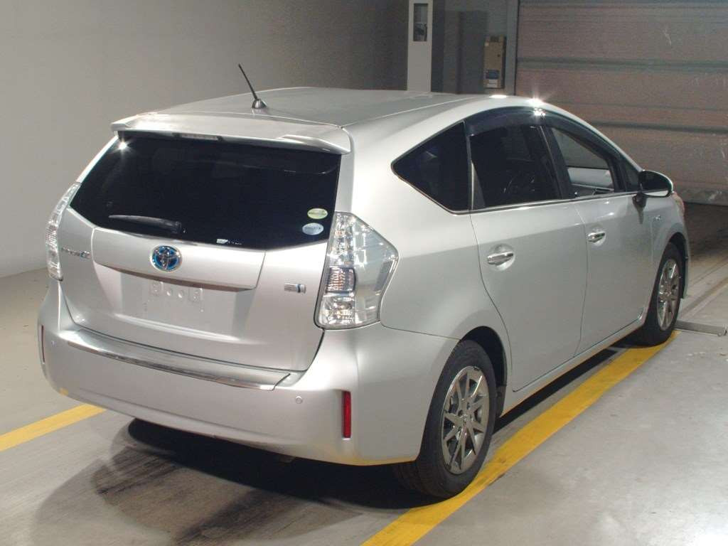 2014 Toyota Prius alpha ZVW41W[1]