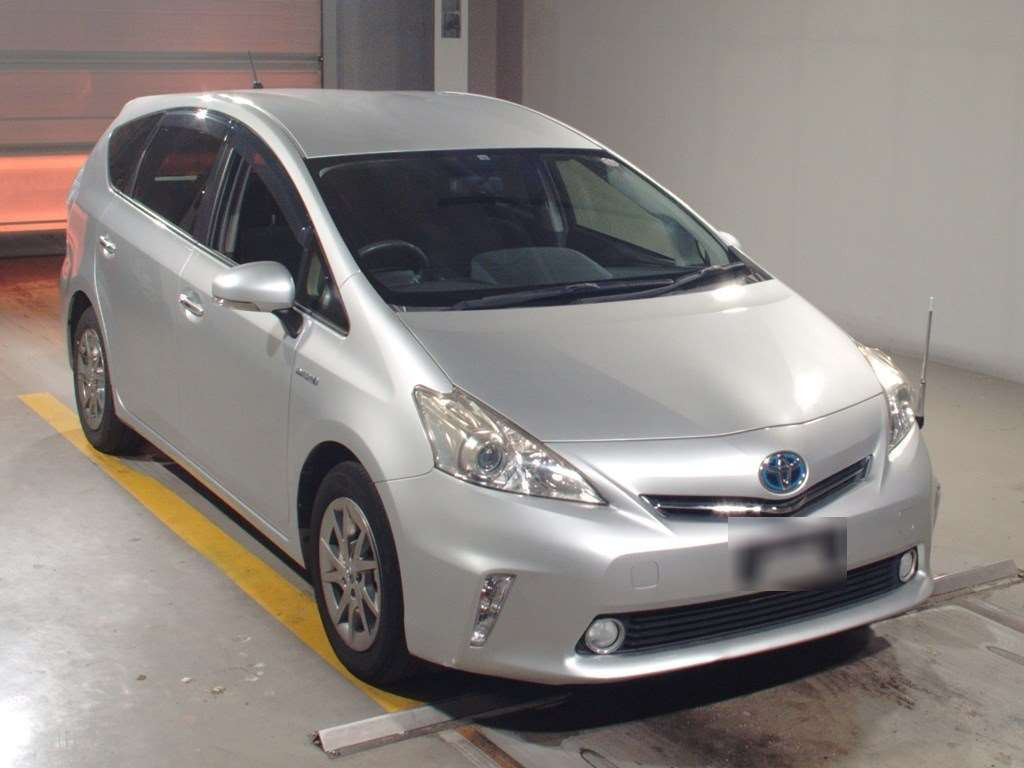 2014 Toyota Prius alpha ZVW41W[2]