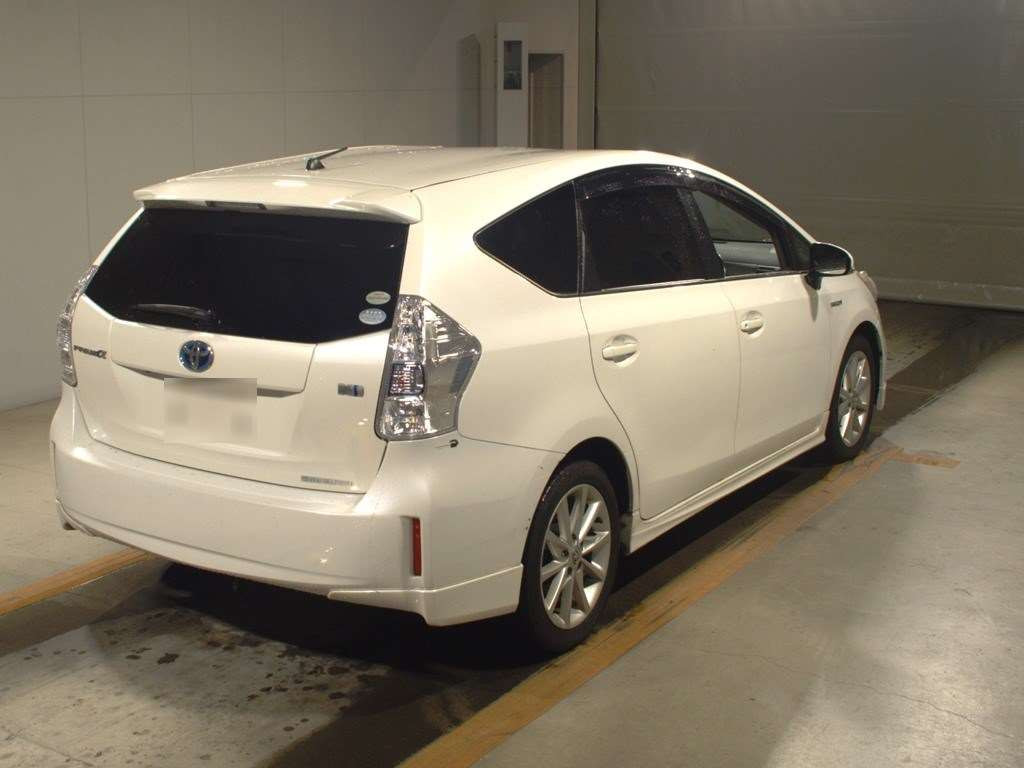 2011 Toyota Prius alpha ZVW41W[1]