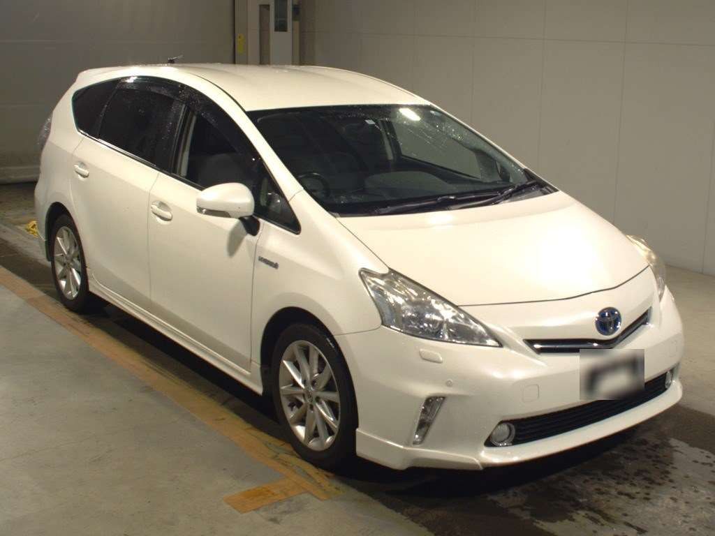 2011 Toyota Prius alpha ZVW41W[2]