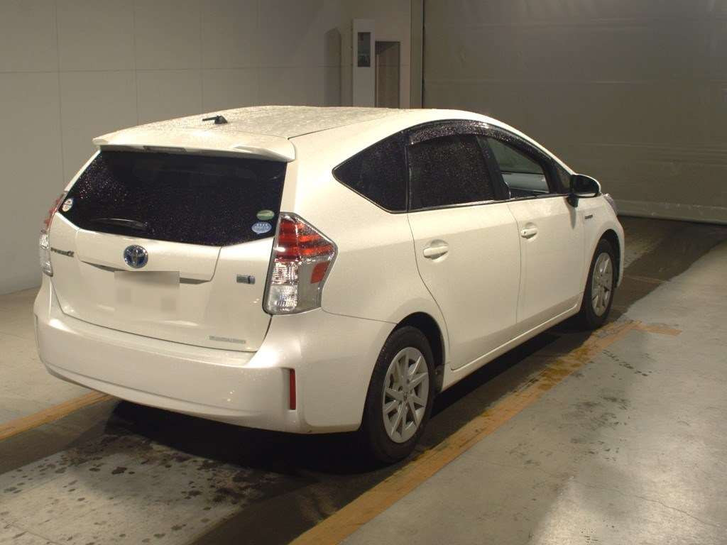 2015 Toyota Prius alpha ZVW41W[1]