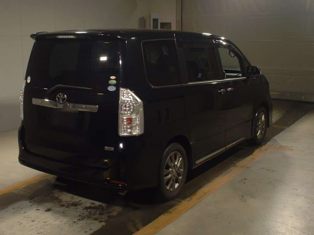 2013 Toyota Voxy ZRR70W[1]