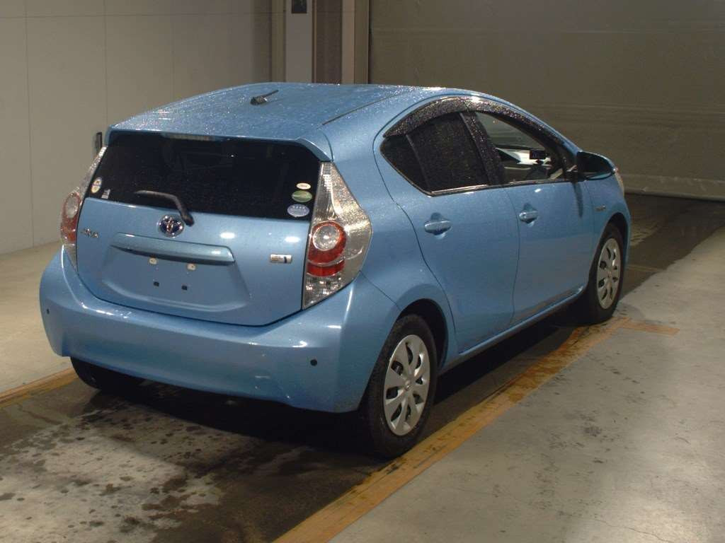 2013 Toyota Aqua NHP10[1]