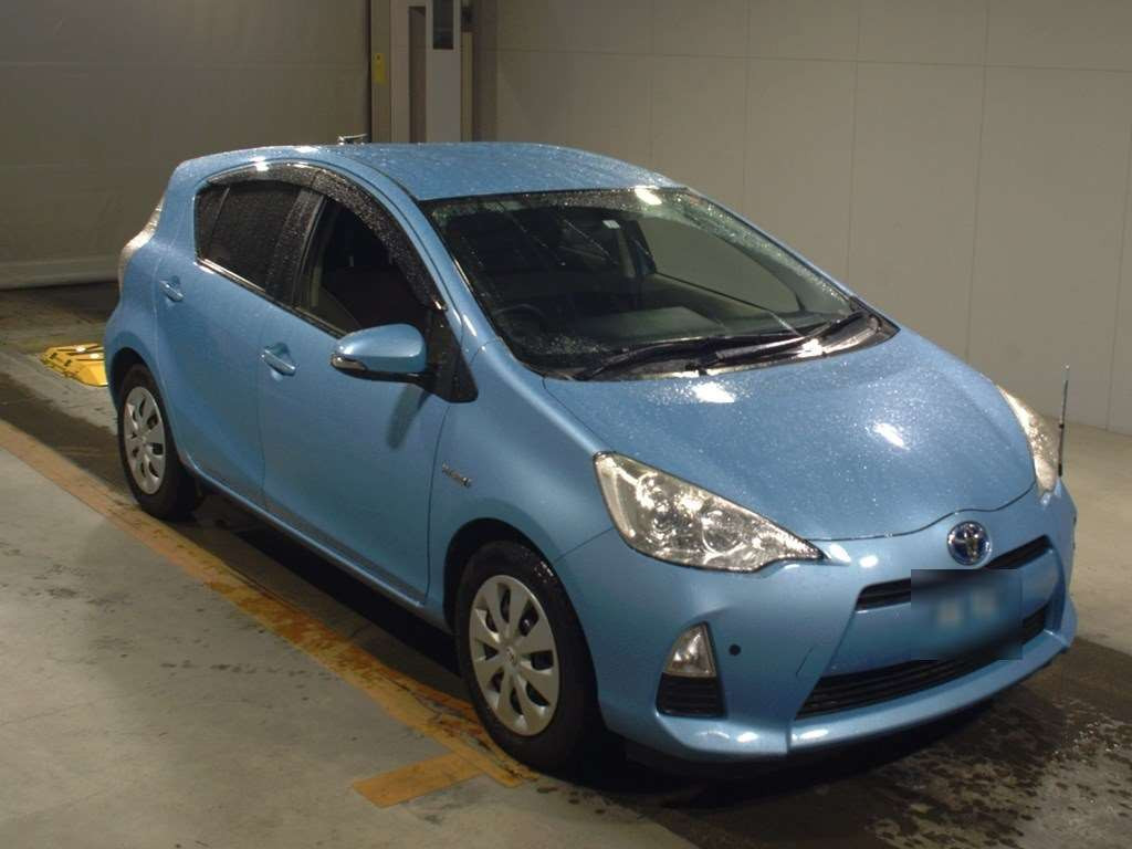 2013 Toyota Aqua NHP10[2]