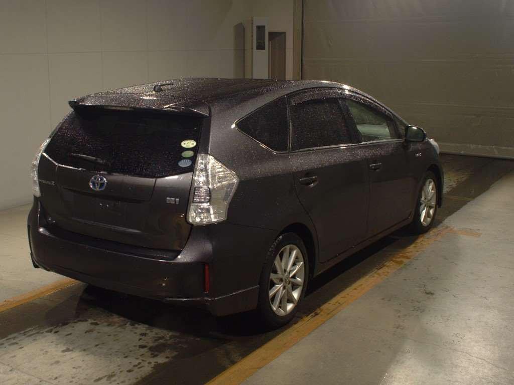 2013 Toyota Prius alpha ZVW41W[1]