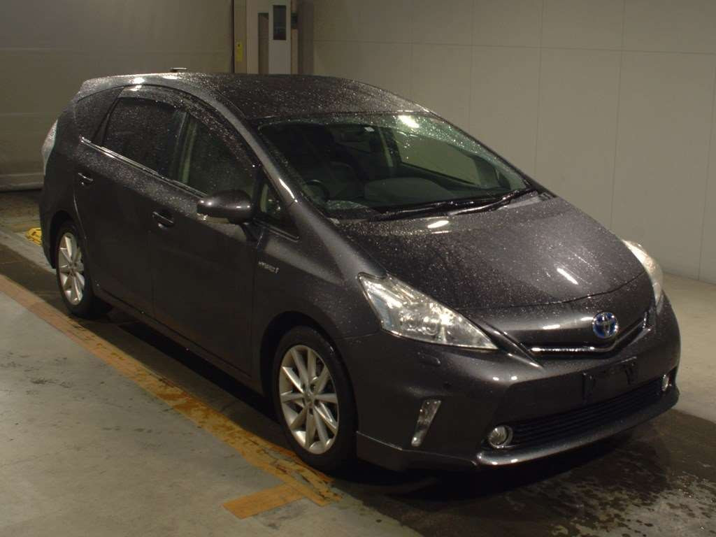 2013 Toyota Prius alpha ZVW41W[2]