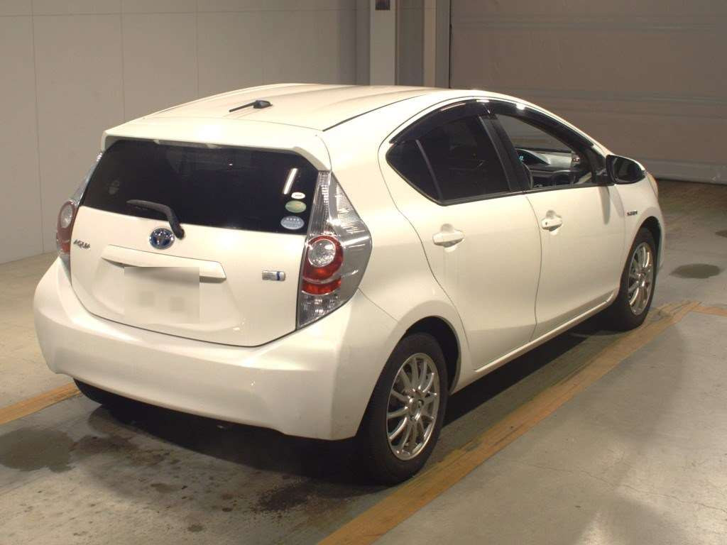 2013 Toyota Aqua NHP10[1]