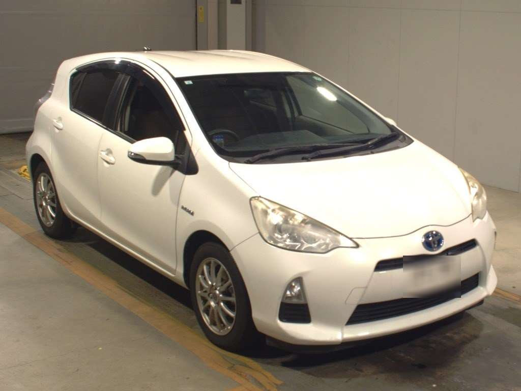 2013 Toyota Aqua NHP10[2]