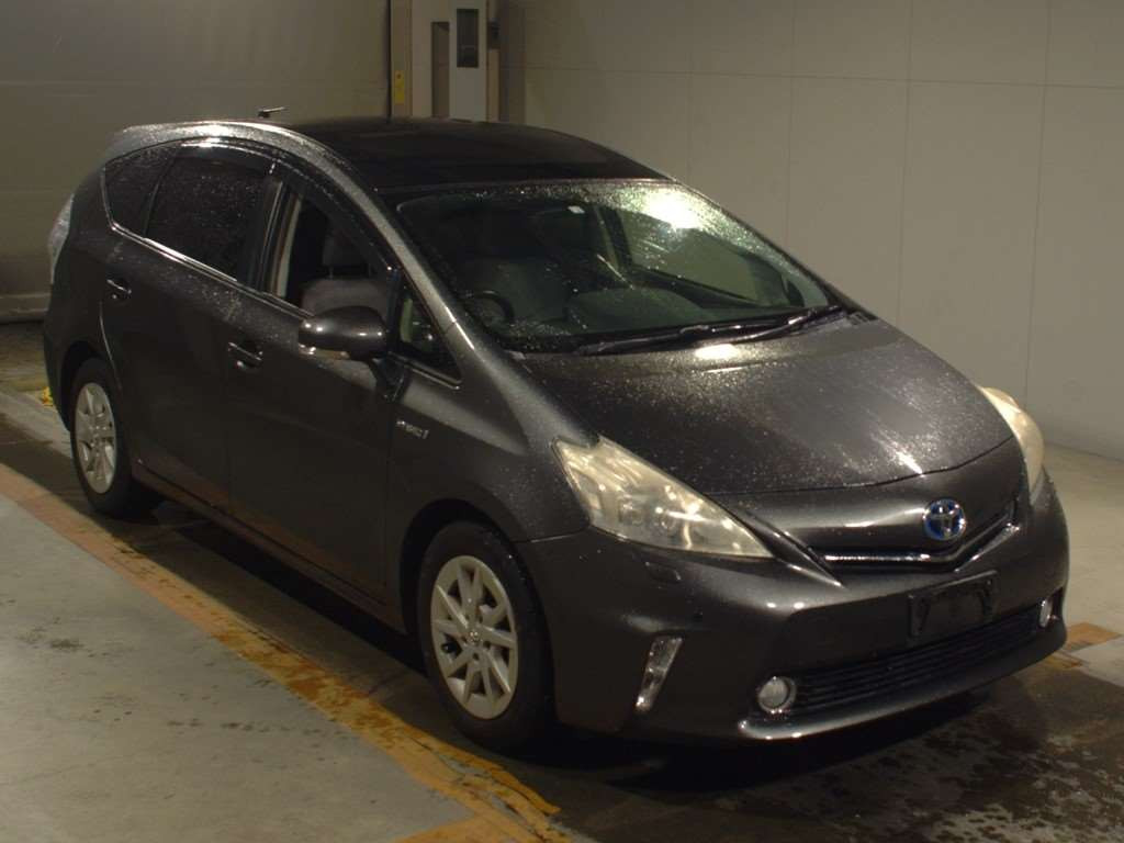 2012 Toyota Prius alpha ZVW40W[2]