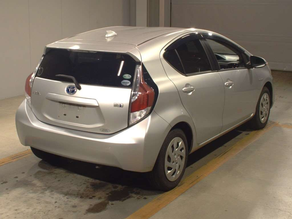 2016 Toyota Aqua NHP10[1]