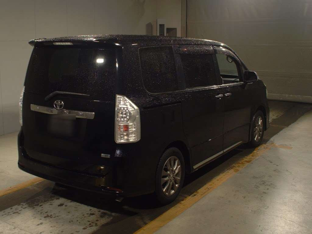 2011 Toyota Voxy ZRR70W[1]