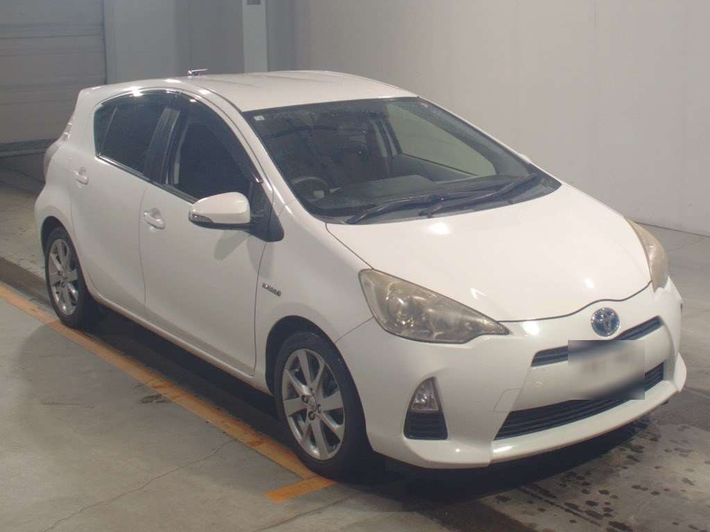 2012 Toyota Aqua NHP10[2]