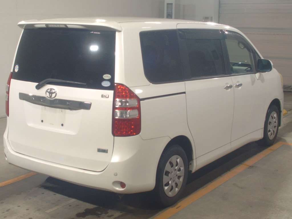 2011 Toyota Noah ZRR70G[1]