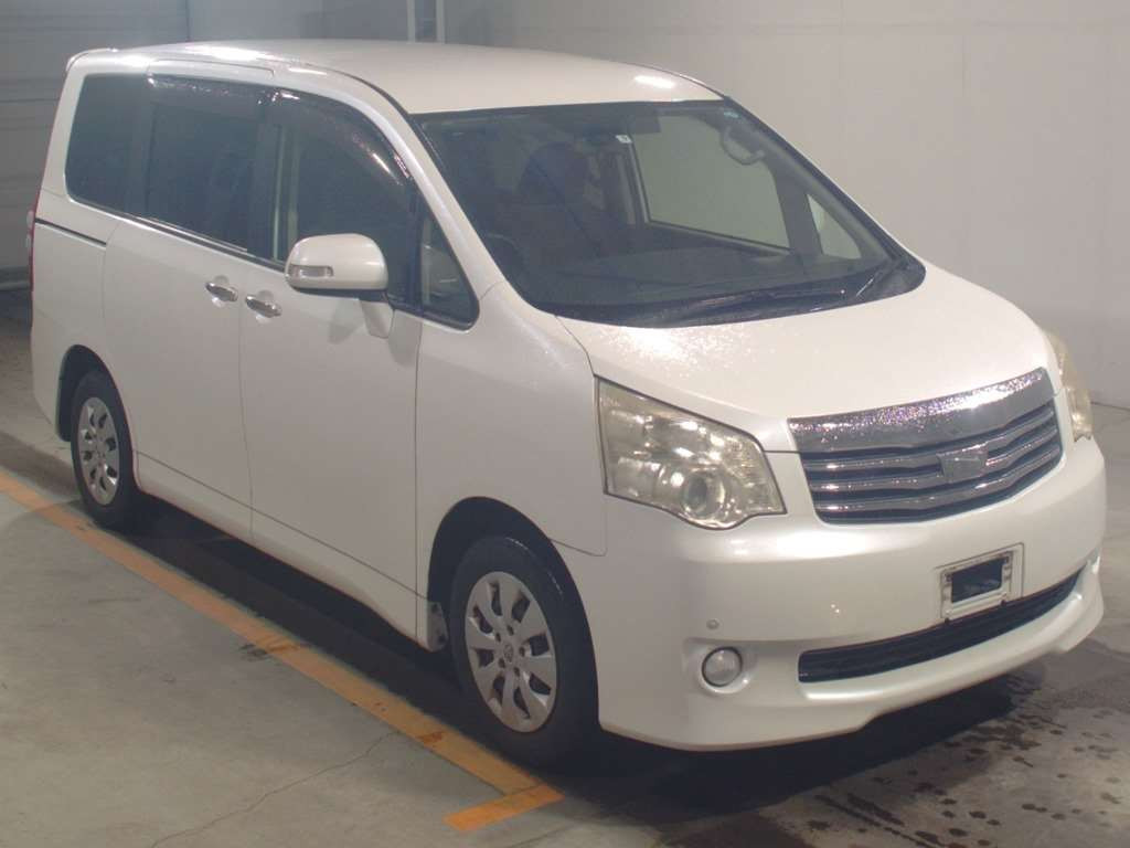 2011 Toyota Noah ZRR70G[2]