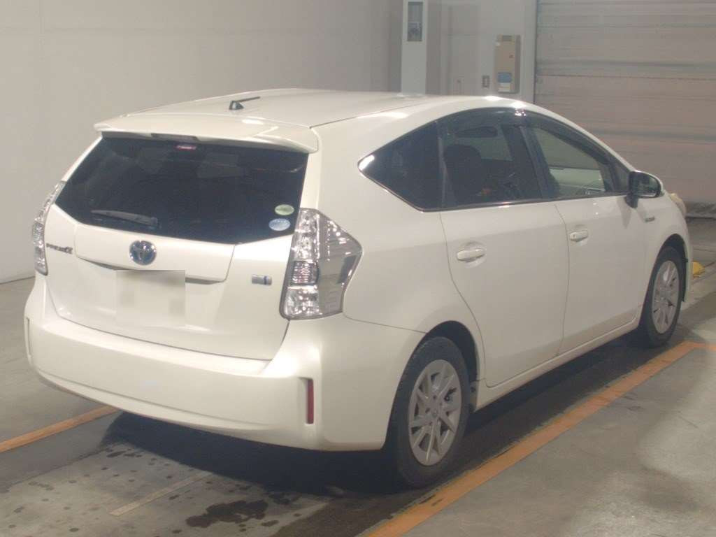 2013 Toyota Prius alpha ZVW40W[1]