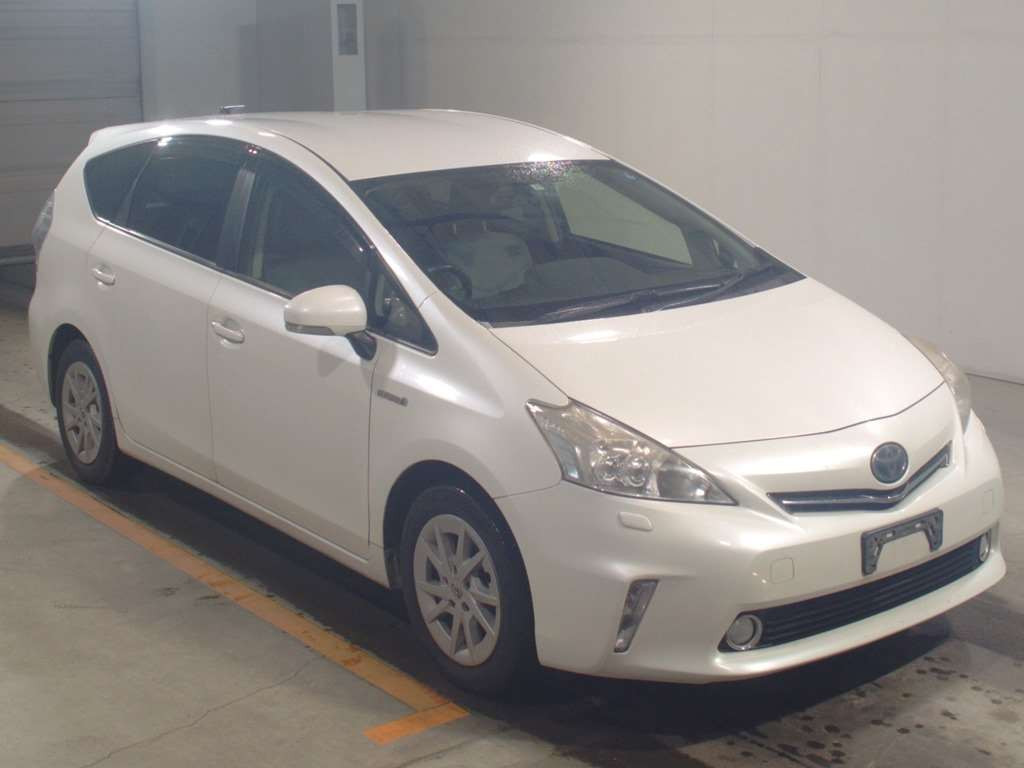 2013 Toyota Prius alpha ZVW40W[2]