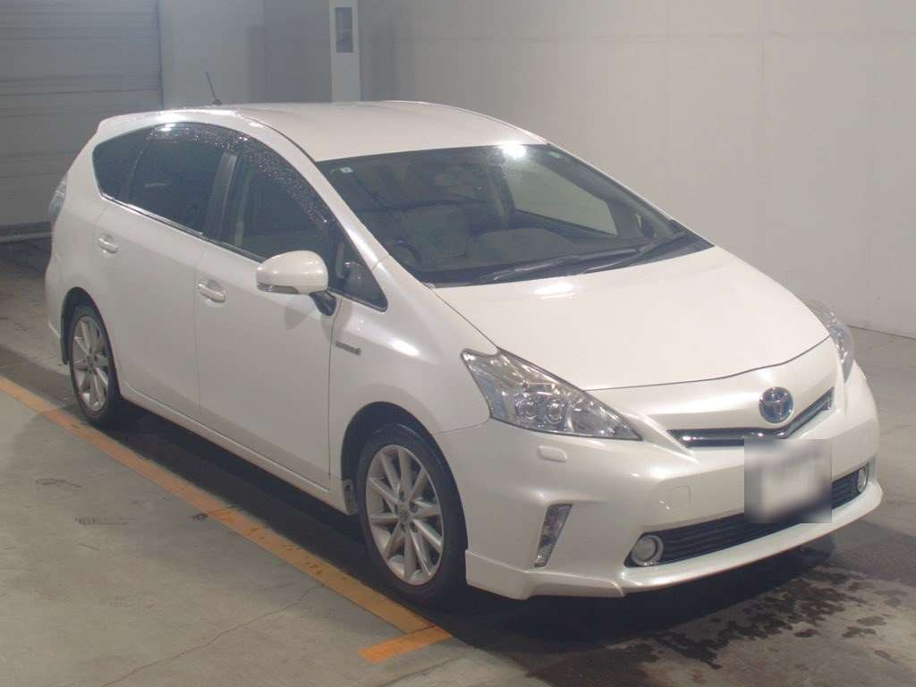 2013 Toyota Prius alpha ZVW41W[2]