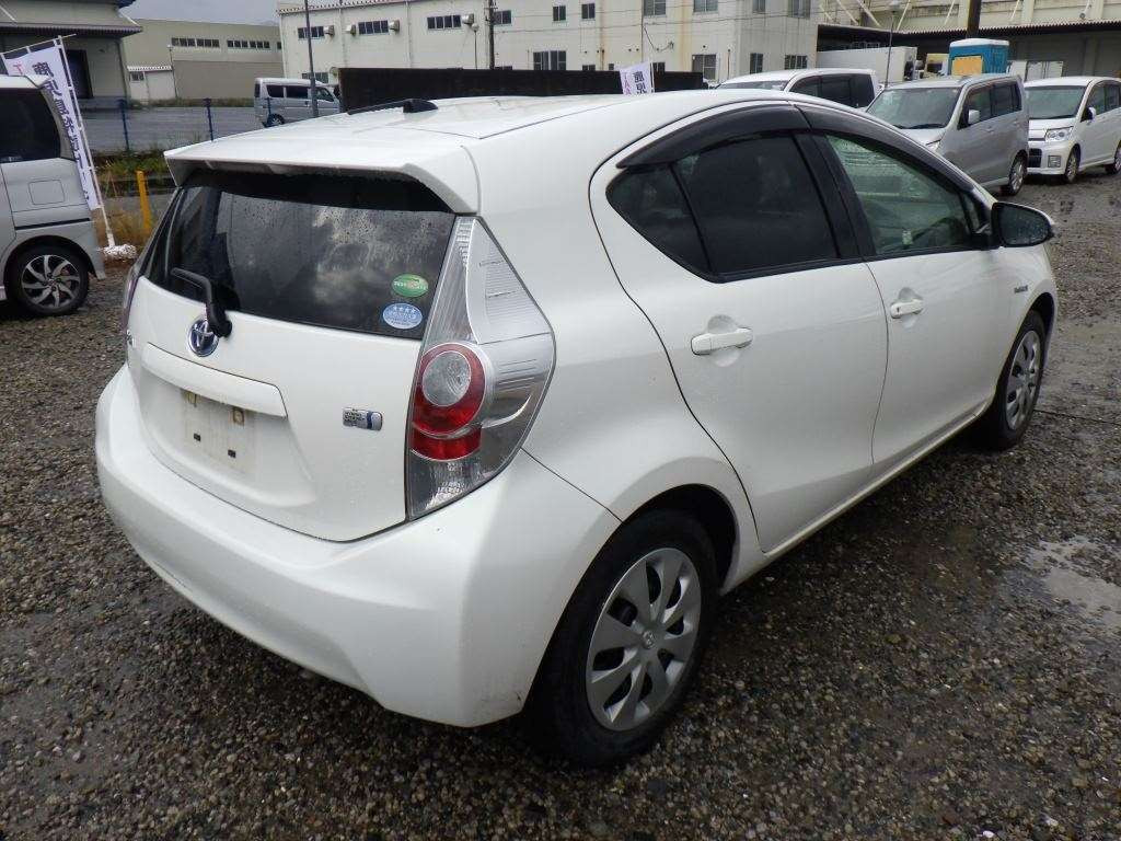 2014 Toyota Aqua NHP10[1]