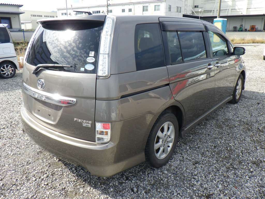 2011 Toyota Isis ZGM10W[1]