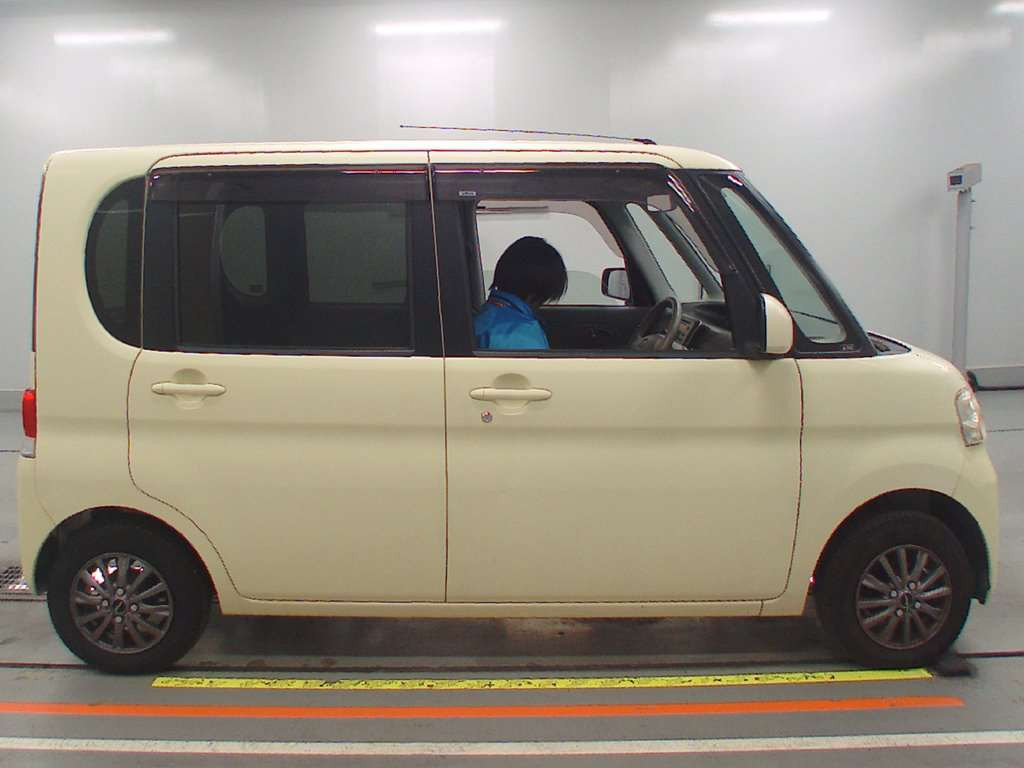 2010 Daihatsu Tanto L375S[2]