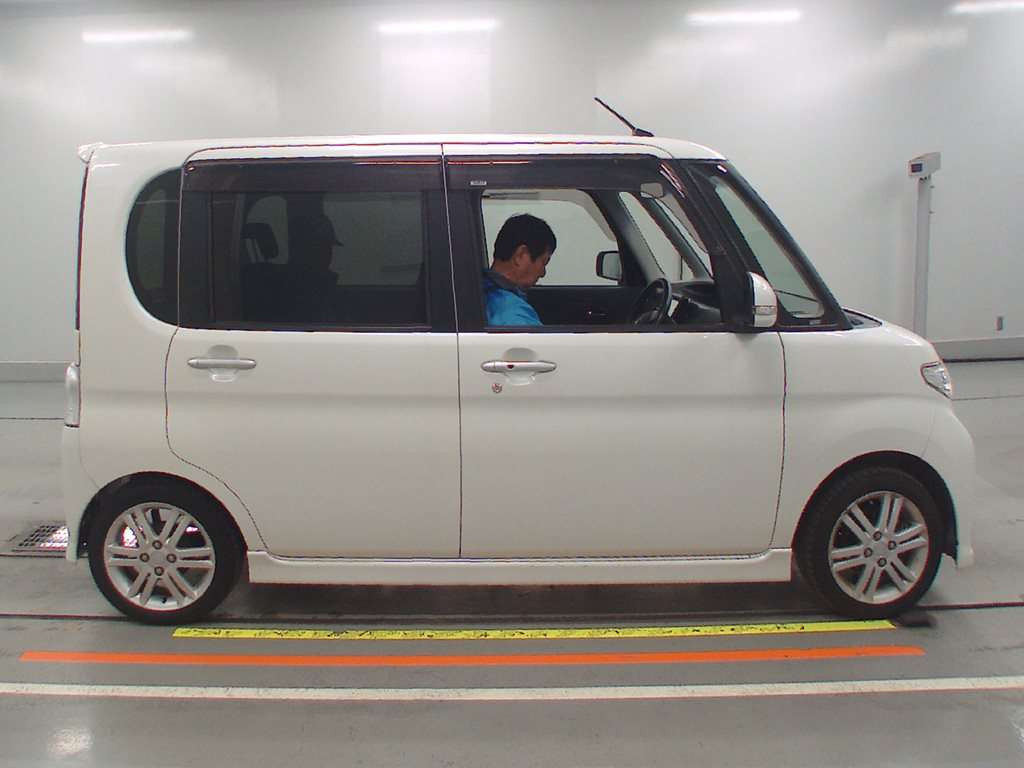 2013 Daihatsu Tanto Custom L375S[2]