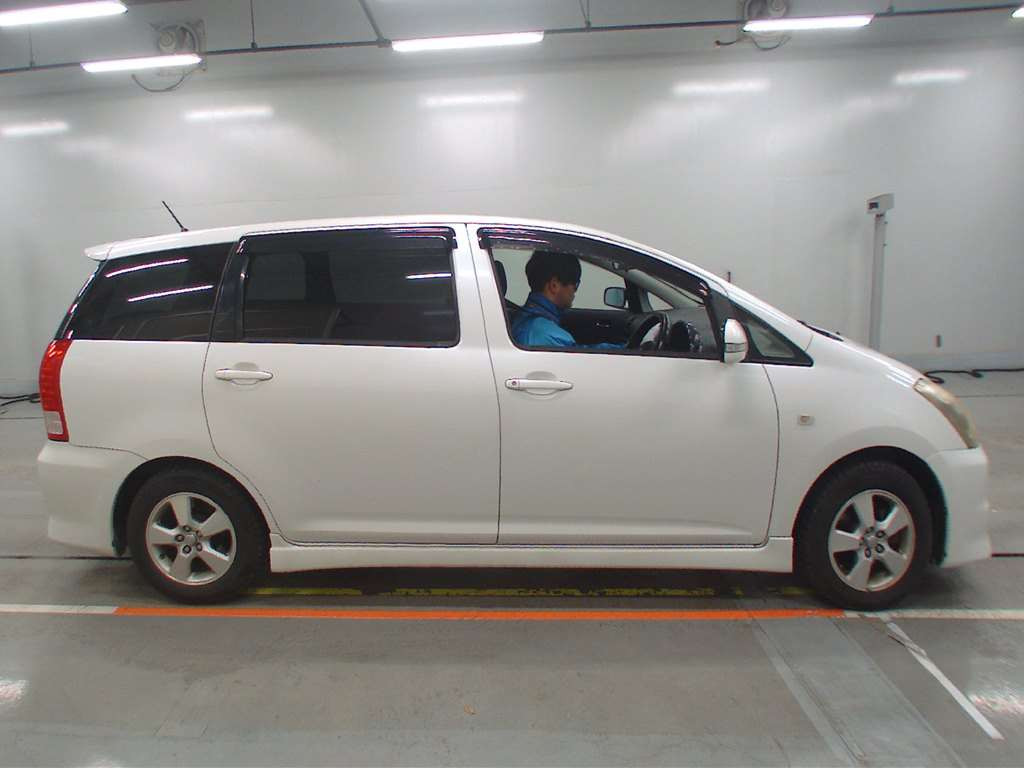 2005 Toyota Wish ZNE10G[2]