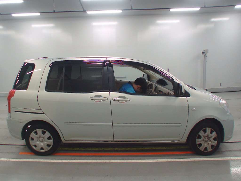 2007 Toyota Raum NCZ20[2]