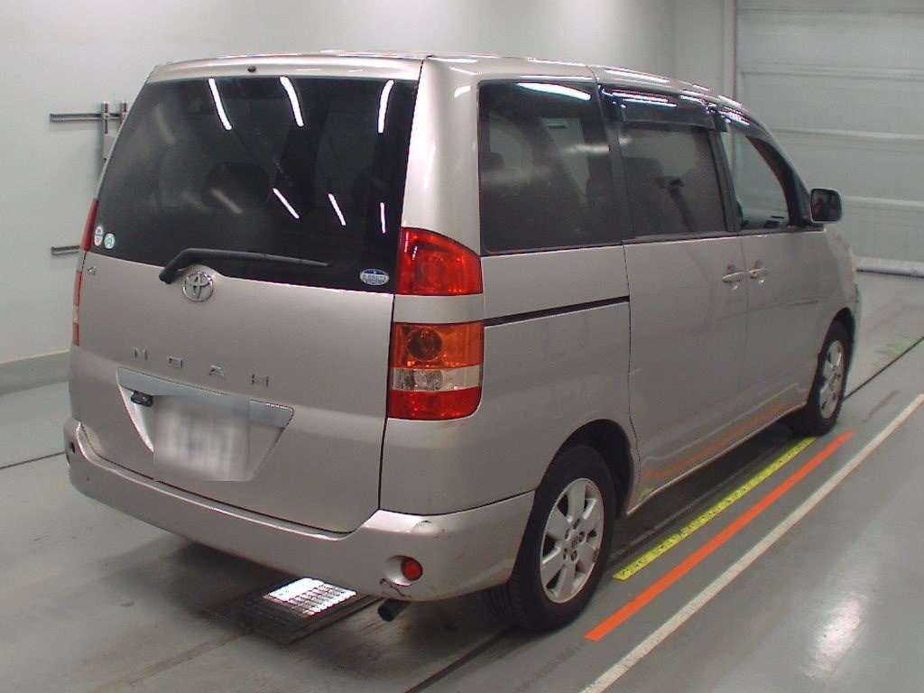 2002 Toyota Noah AZR60G[1]