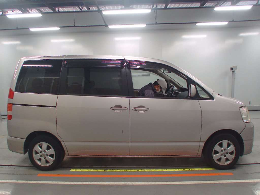 2002 Toyota Noah AZR60G[2]