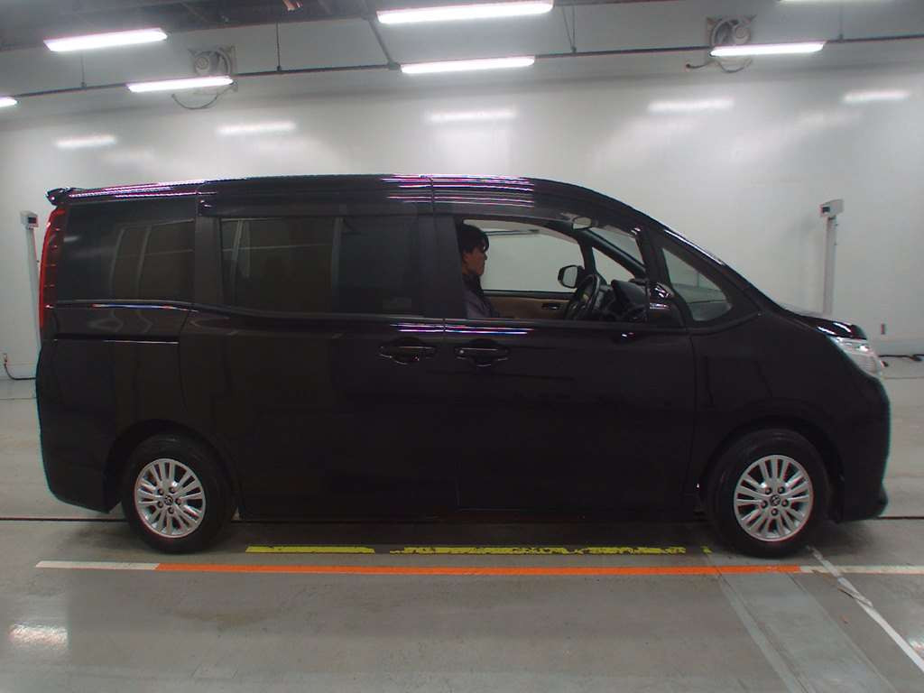 2014 Toyota Noah ZRR80G[2]