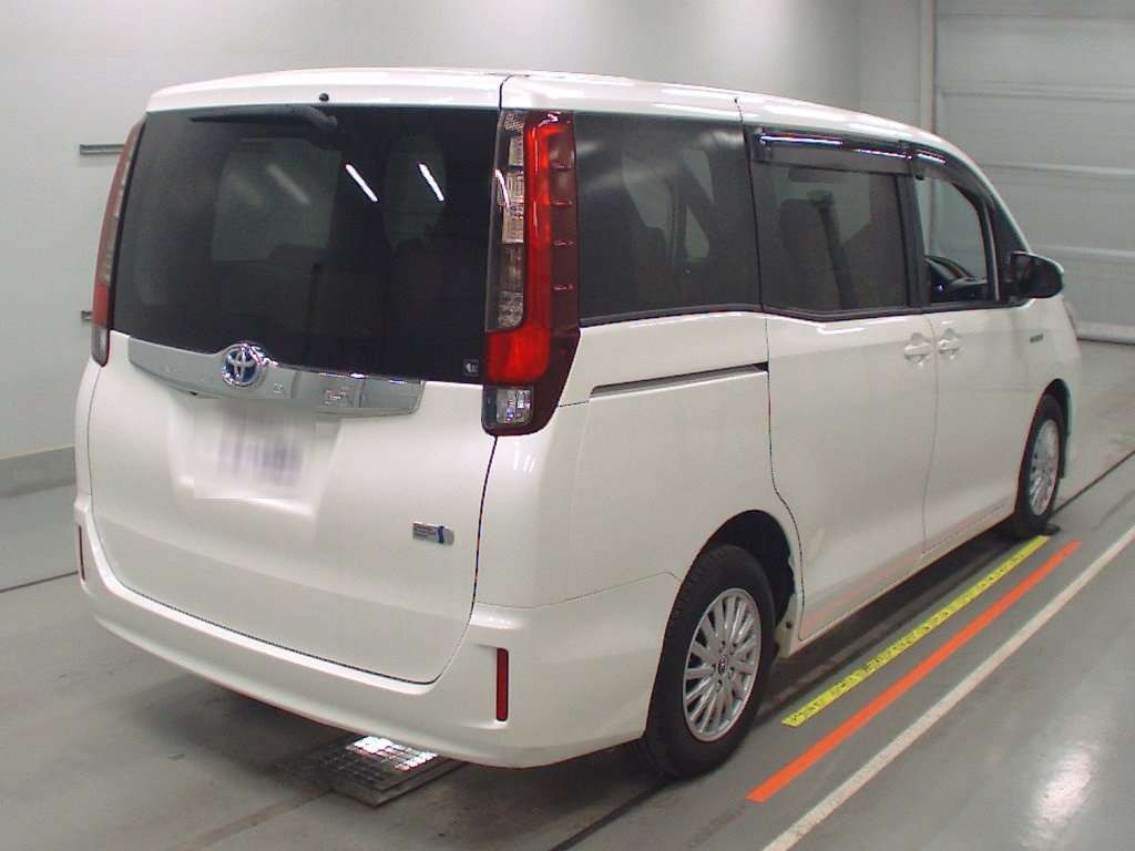 2014 Toyota Noah ZWR80G[1]