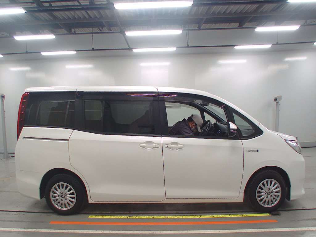 2014 Toyota Noah ZWR80G[2]