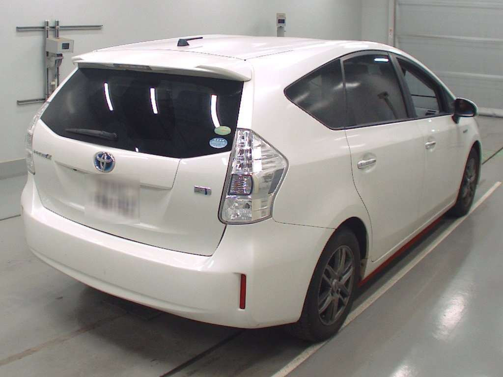 2014 Toyota Prius alpha ZVW40W[1]