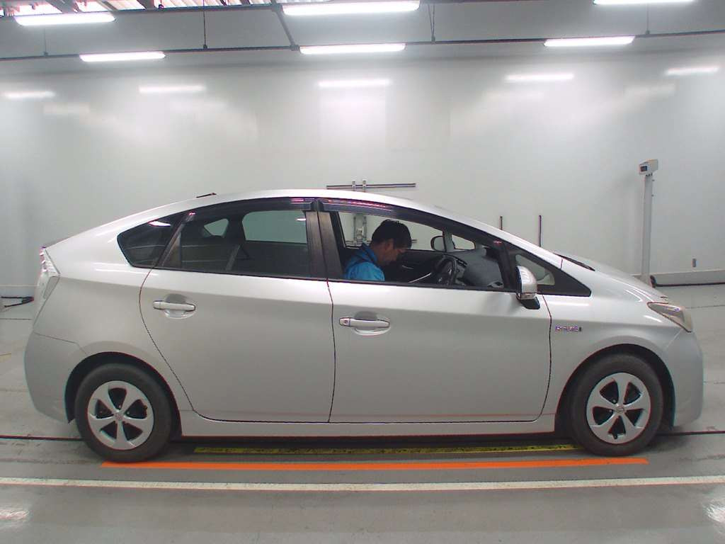 2013 Toyota Prius ZVW30[2]