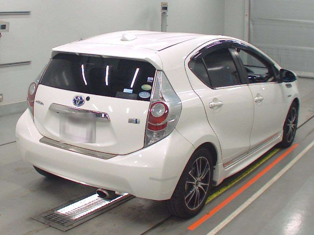 2013 Toyota Aqua NHP10[1]