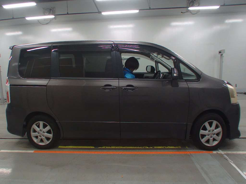 2009 Toyota Noah ZRR70W[2]