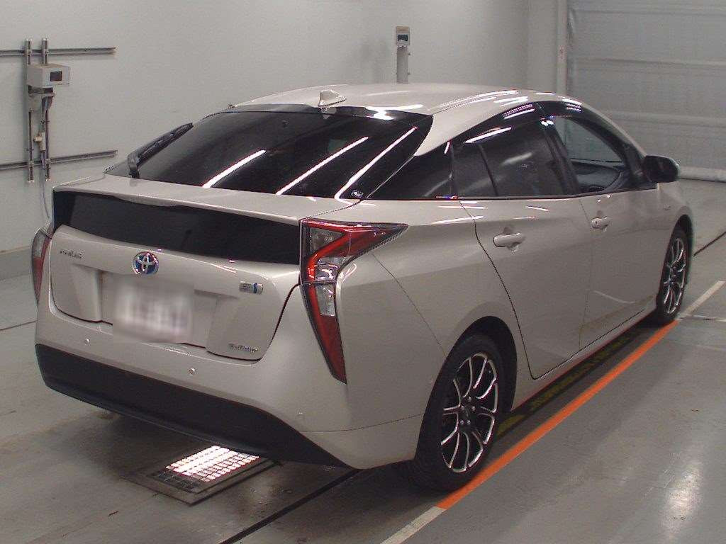 2016 Toyota Prius ZVW55[1]