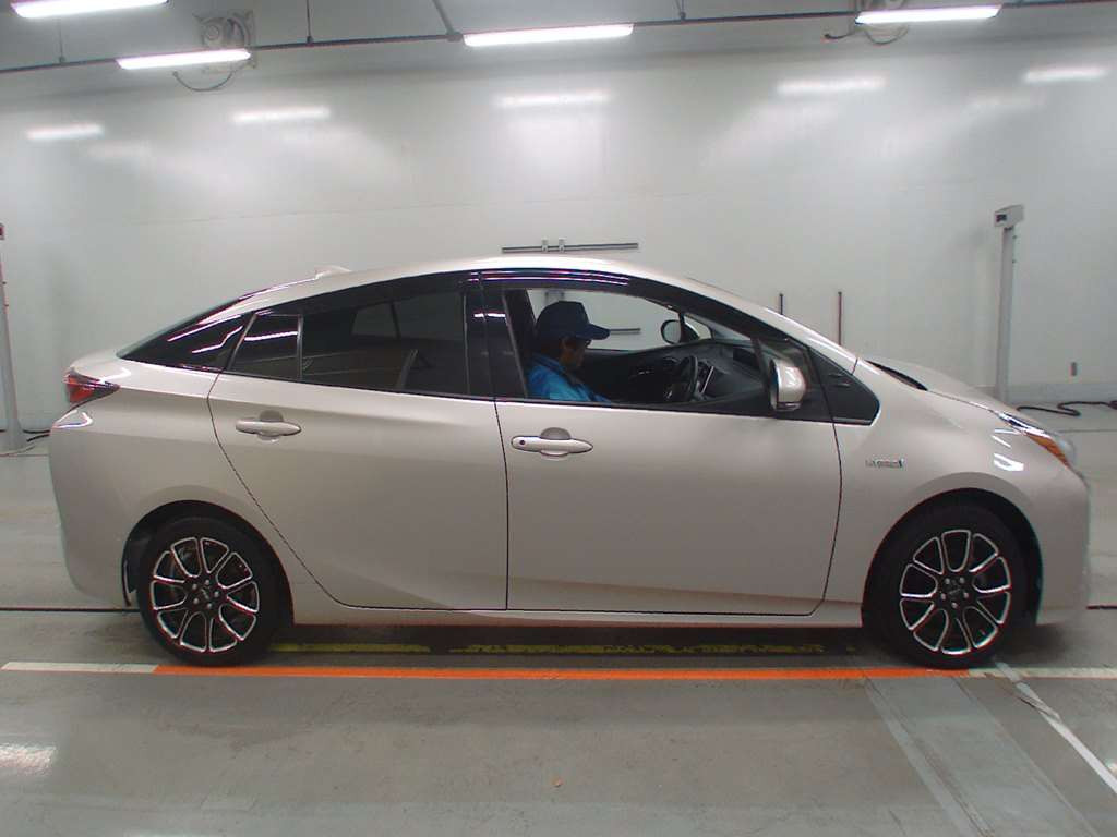 2016 Toyota Prius ZVW55[2]