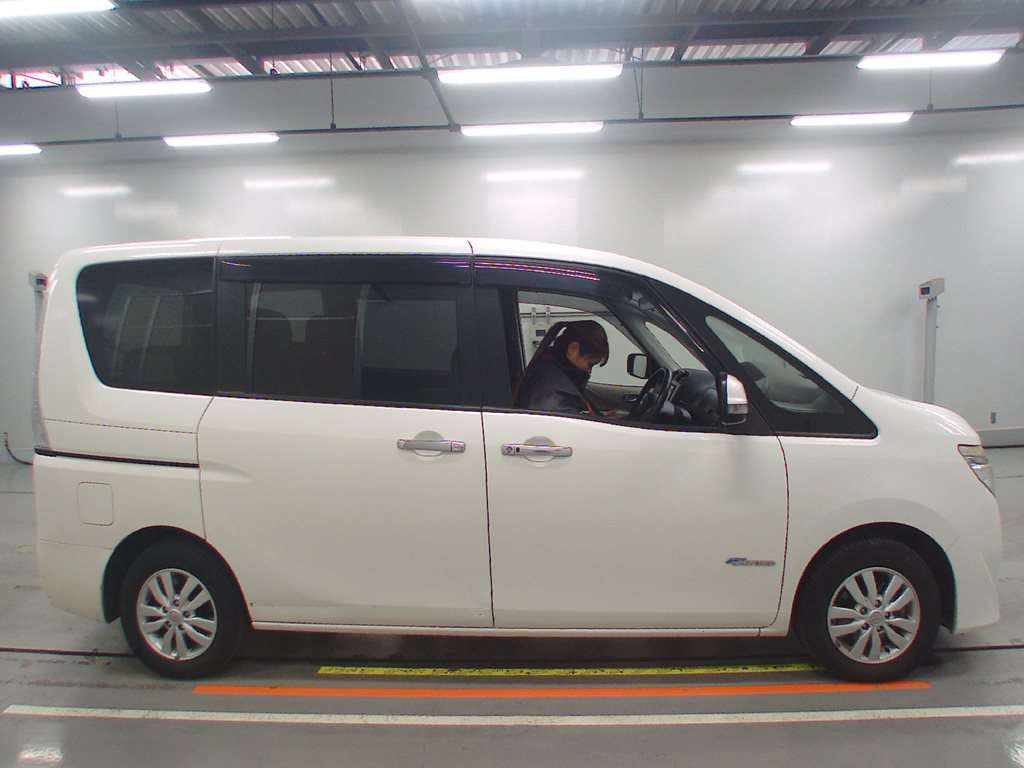 2014 Nissan Serena HC26[2]