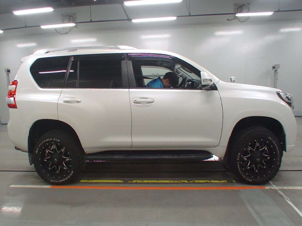 2016 Toyota Land Cruiser Prado GDJ150W[2]