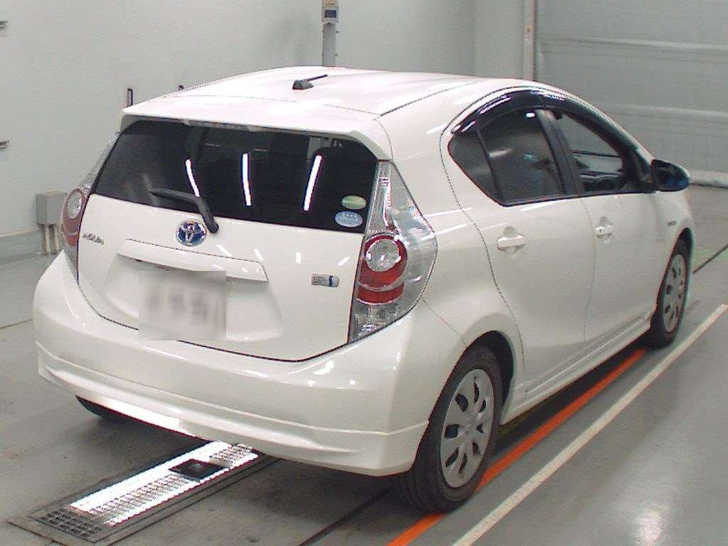 2013 Toyota Aqua NHP10[1]