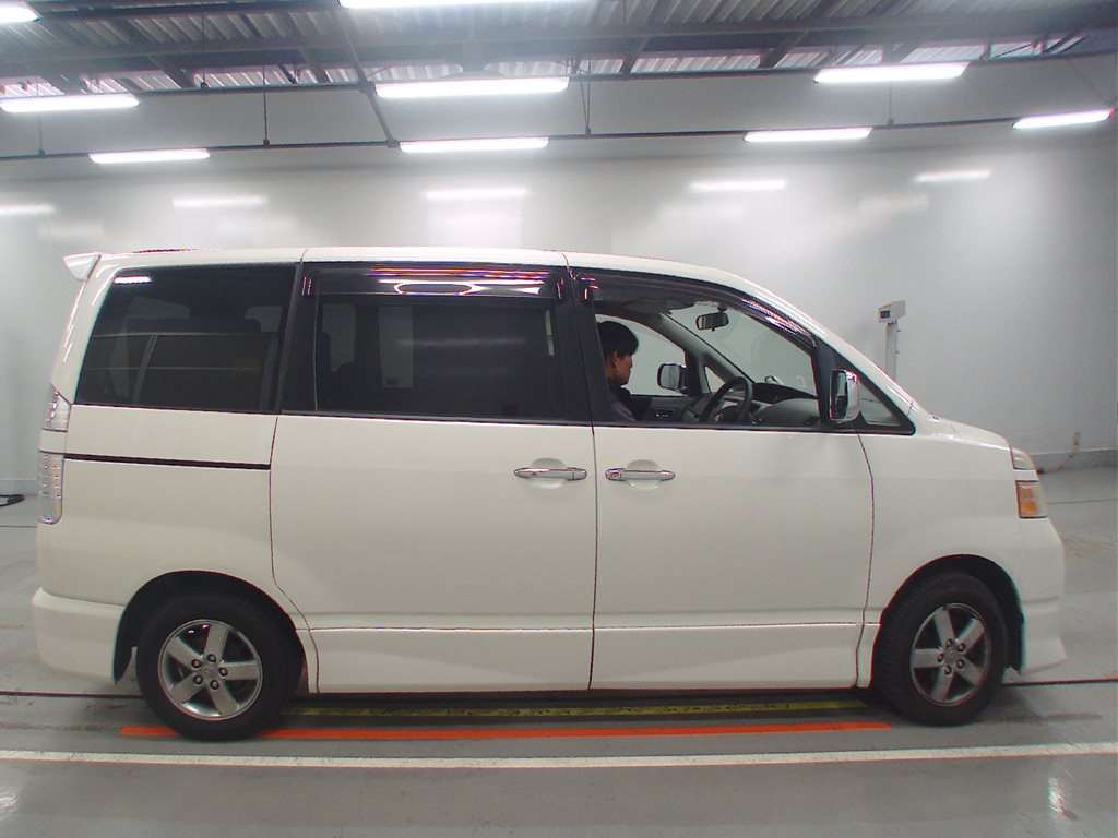 2006 Toyota Voxy AZR60G[2]