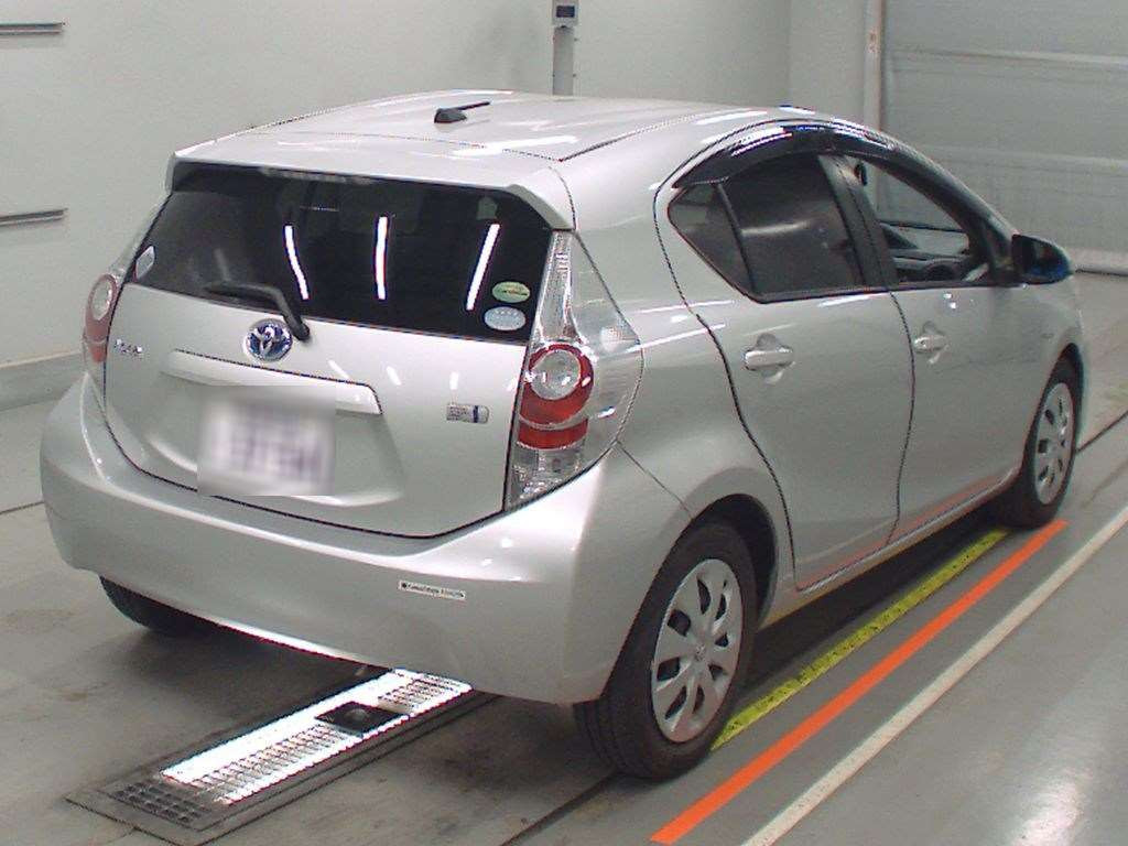 2012 Toyota Aqua NHP10[1]