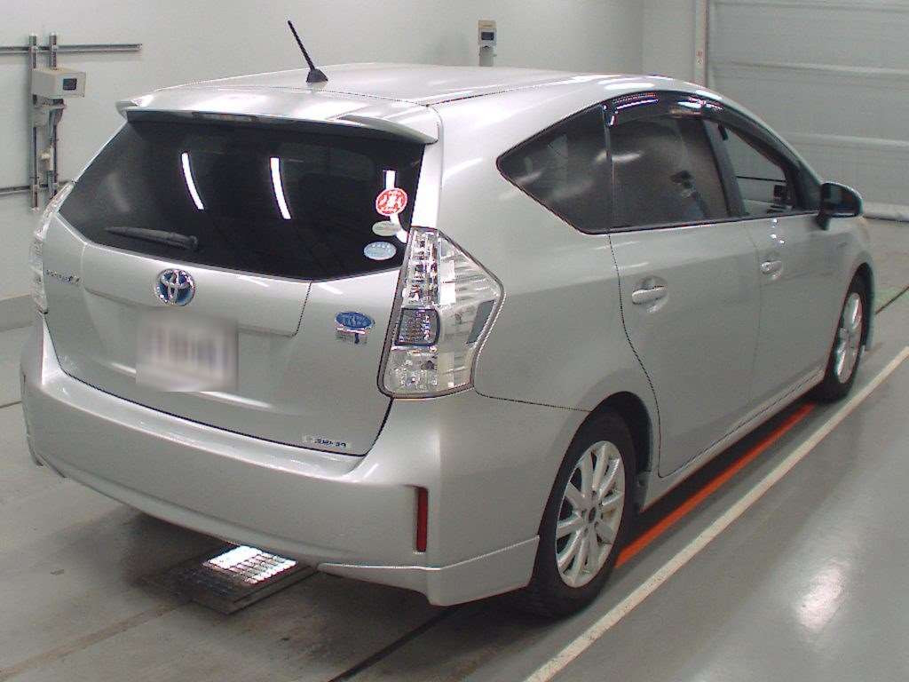 2011 Toyota Prius alpha ZVW41W[1]